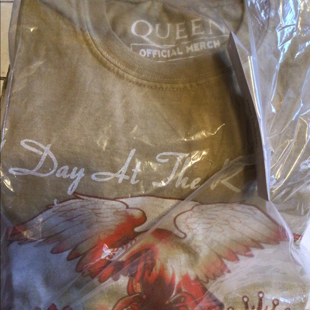 SALE! Rare Queen Day at the races glitter tee - Picture 5 of 5